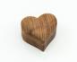 Preview: Herzförmiges Ringetui aus Nussholz, ein Steckplatz, geschlossen, abgerundeter Deckel